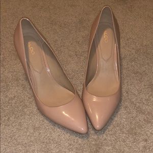 Nude pumps